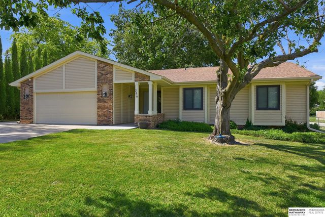286 Concord Cir, Papillion, NE 68046