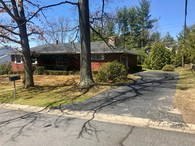 8 Fordham Rd, Wilkes Barre, PA 18702