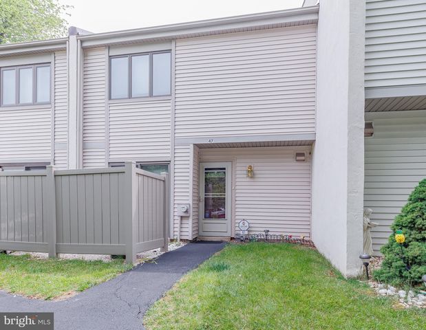47 Twin Brooks Dr, Willow Grove, PA 19090