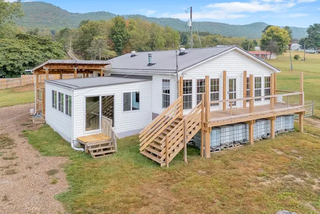 209 Slate Spring Branch Rd, Wytheville, VA 24382