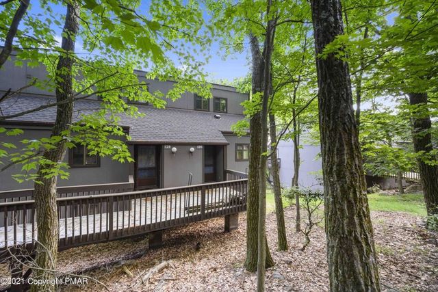 126 Cross Country Ln, Tannersville, PA 18372