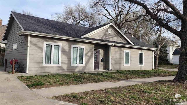 121 S  11th St, Manhattan, KS 66502