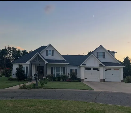 202 Ridgecrest Dr, Oak Grove, LA 71263