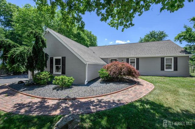 111 Corrine Dr, Pennington, NJ 08534