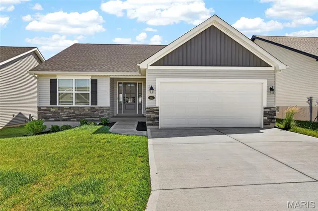 833 Cedarwood Dr, Moscow Mills, MO 63362