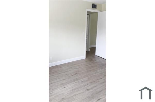 615 NE 8th St #17, Hallandale, FL 33009