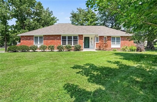 5716 W  97th Ter, Overland Park, KS 66207