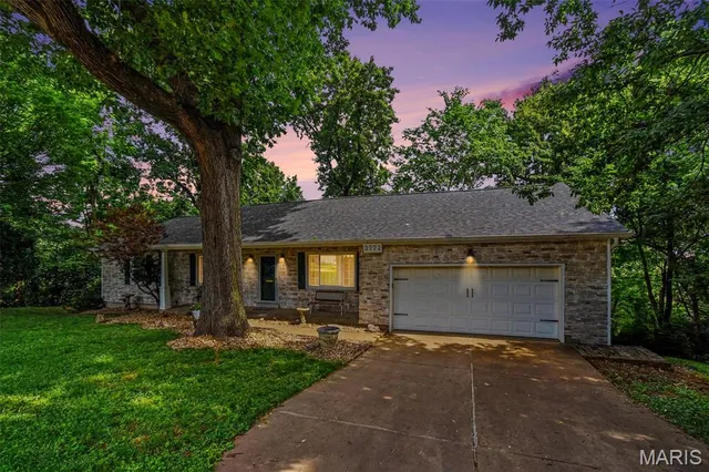 3772 Three Oaks Ln, Bridgeton, MO 63044