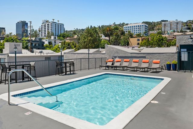 930 Palm Ave  #305, West Hollywood, CA 90069