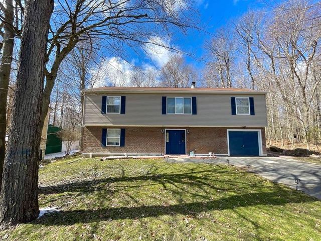 897 Country Place Dr, Tobyhanna, PA 18466