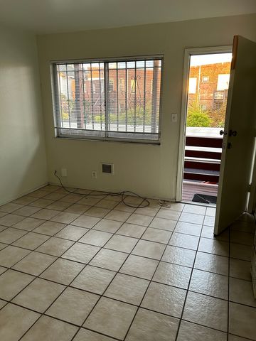 818 36th St, Oakland, CA 94608