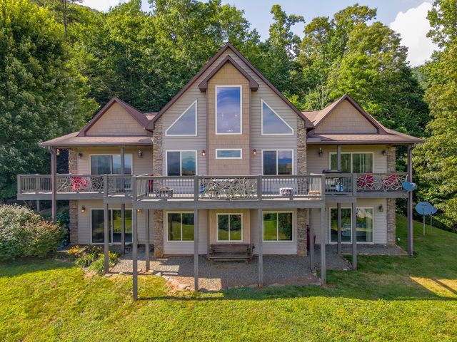 64 Saddle Up Dr, Franklin, NC 28734