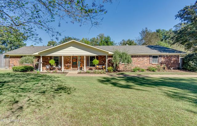 105 Center St, Flora, MS 39071