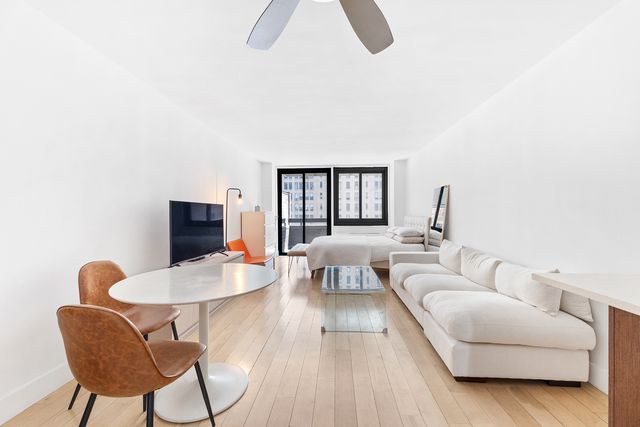 347 W  57th St #8E, New York, NY 10019