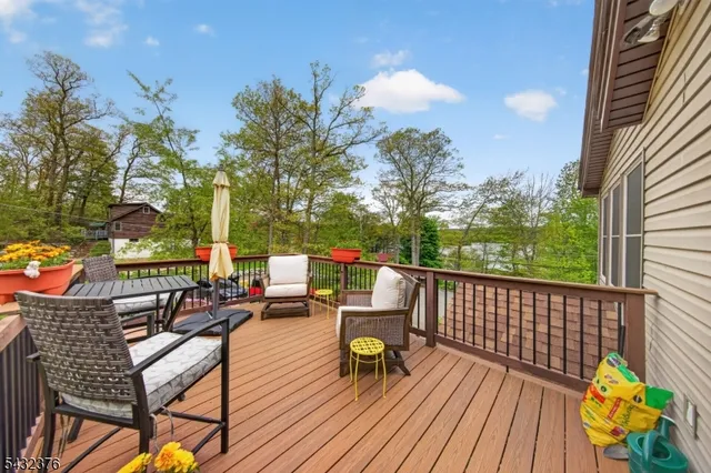1052 Lakeside Dr East, Highland Lakes, NJ 07422