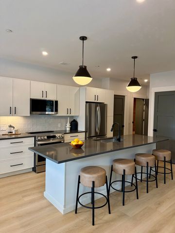 100 Plank St #320, Bedford, MA 01730