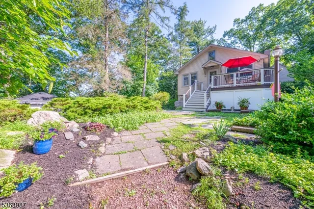 6 Maugtaug Trl, Andover, NJ 07821