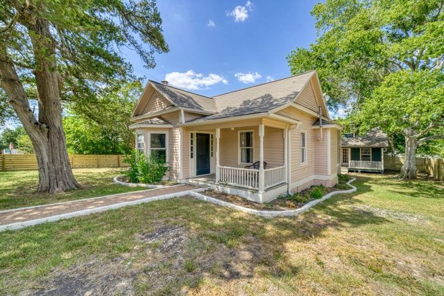 806 E  Main St, Bellville, TX 77418
