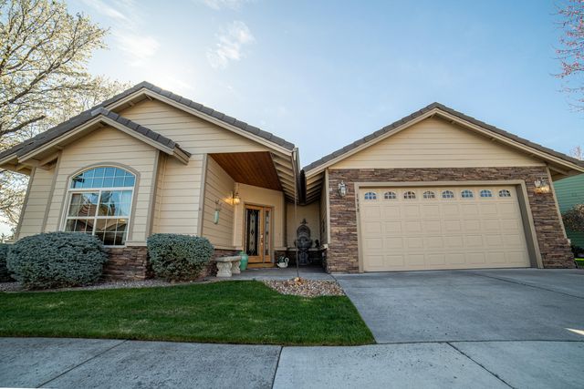 1938 NW 18th St, Redmond, OR 97756