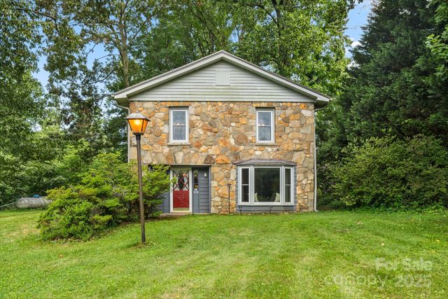 1058 Howard Gap Loop Rd, Flat Rock, NC 28731
