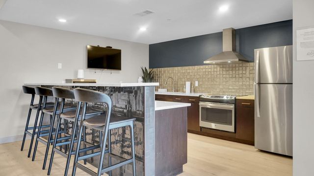 350 Nathan Ln N #527, Minneapolis, MN 55441