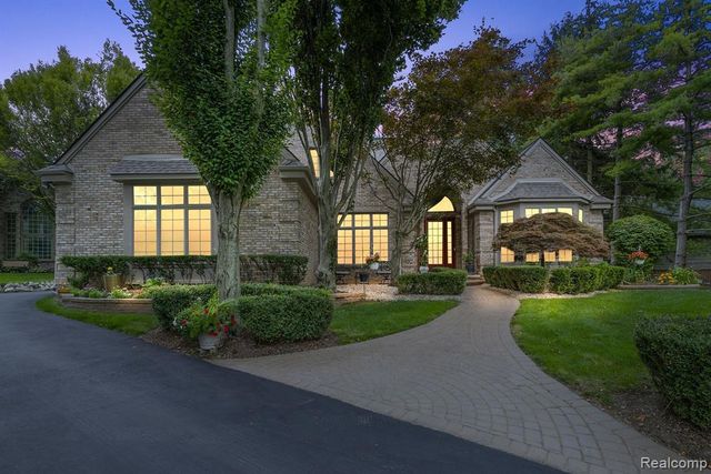4061 Country Club Dr, Bloomfield Hills, MI 48301