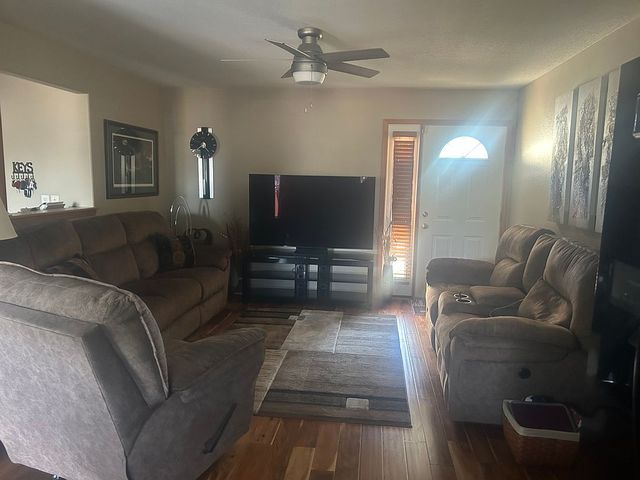1135 Lois Ln, Waterloo, IA 50702