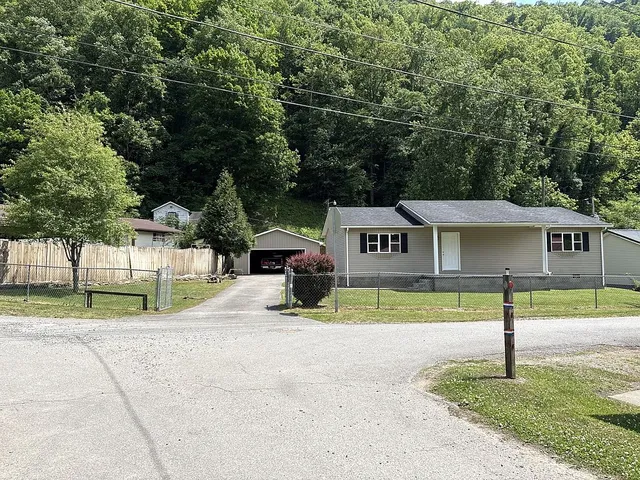 48 Beech Nut Holw N, Matewan, WV 25678