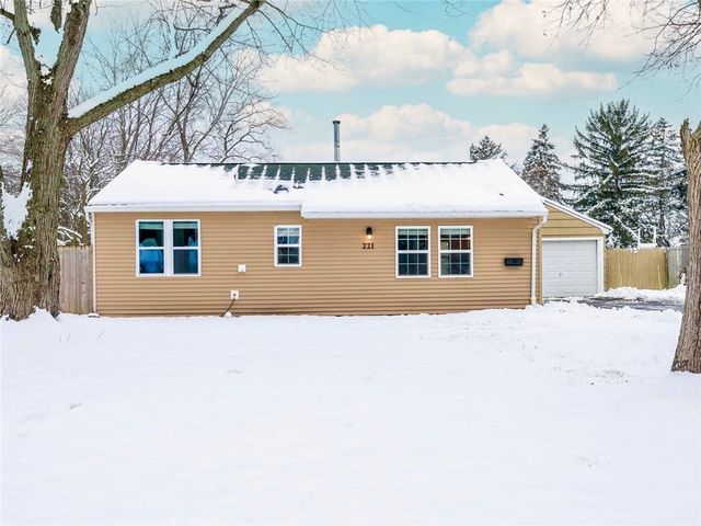 221 Iroquois St, Webster, NY 14580
