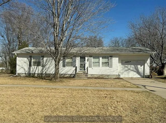 206 9th St, Aurora, NE 68818