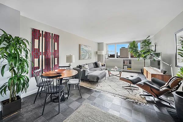 77 7th Ave #16K, New York, NY 10011