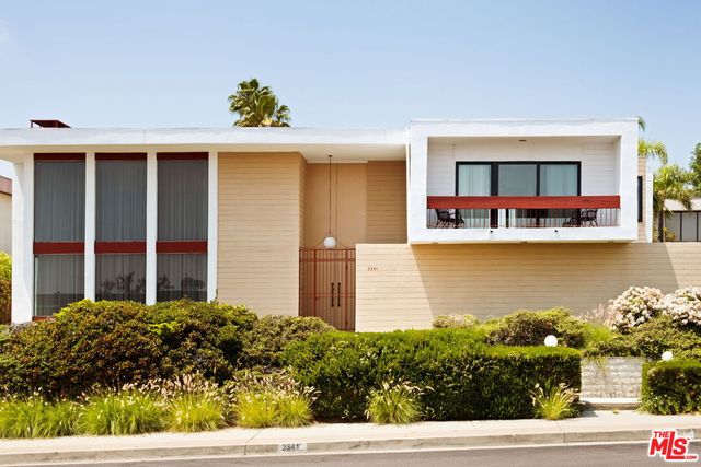 2341 N  Hobart Blvd, Los Angeles, CA 90027