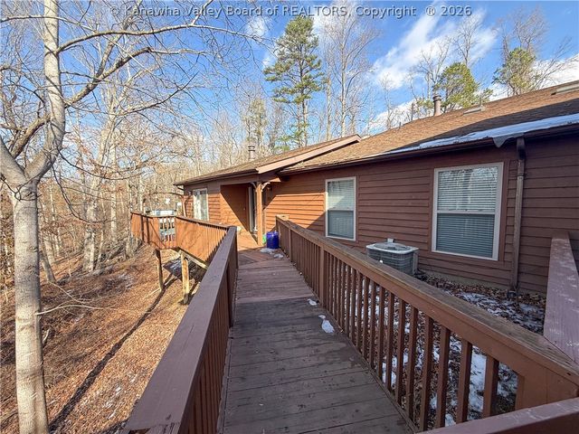 302 Antler Dr, Charleston, WV 25314
