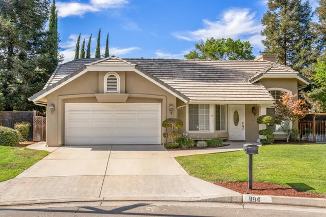1194 E  Le Parc Dr, Fresno, CA 93720