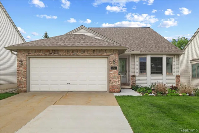352 Cottonwood Ln #82, Saline, MI 48176