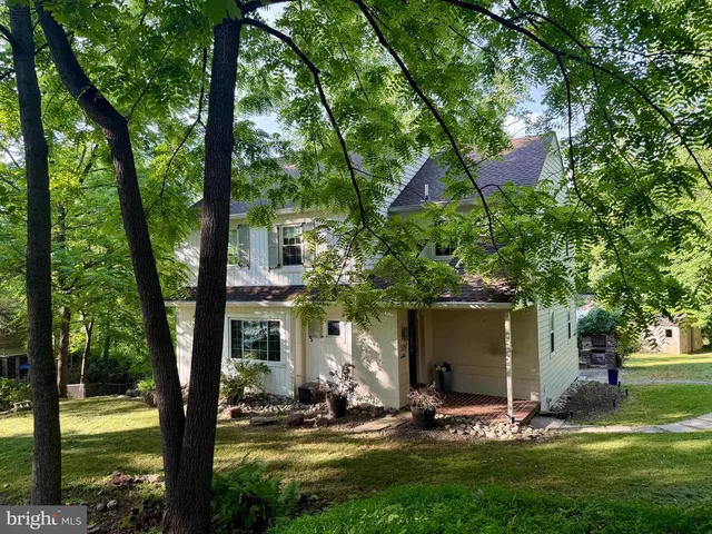 575 W  Valley Rd, Wayne, PA 19087