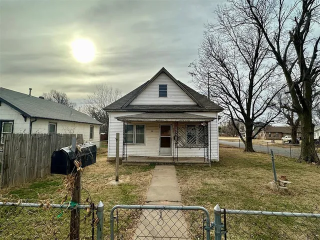 323 W  3rd St, Watonga, OK 73772