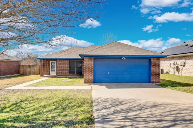 203 Shawnee Trl, Alvarado, TX 76009