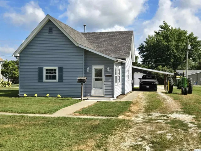 305 W  North St, Mount Sterling, IL 62353
