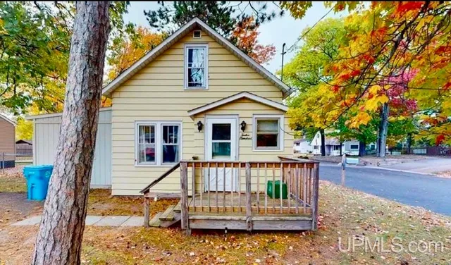1200 Waldo St, Marquette, MI 49855