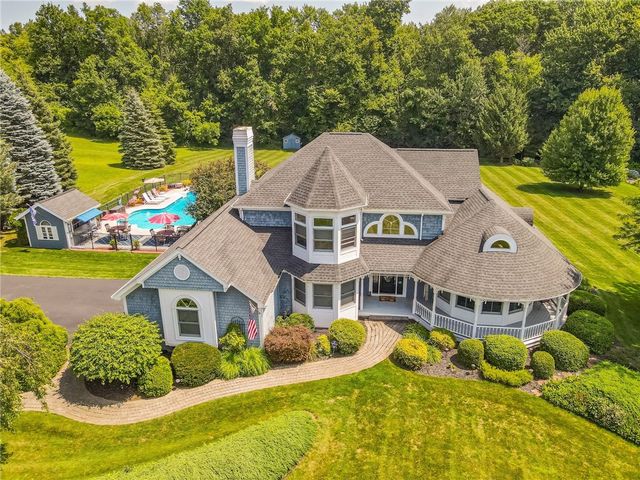22 Winding Country Ln, Spencerport, NY 14559
