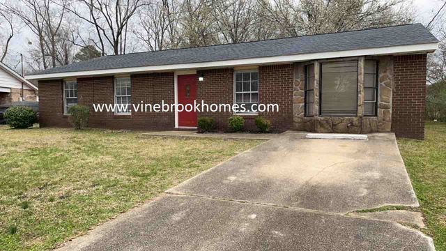 14 Carriage House Rd SW, Bessemer, AL 35022