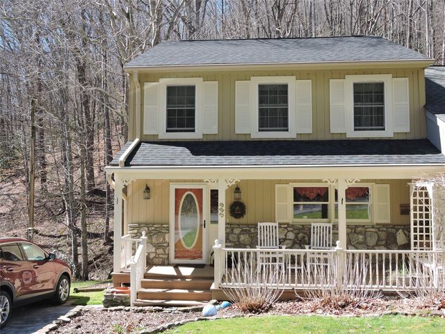 329 Riddle Cove Rd, Maggie Valley, NC 28751