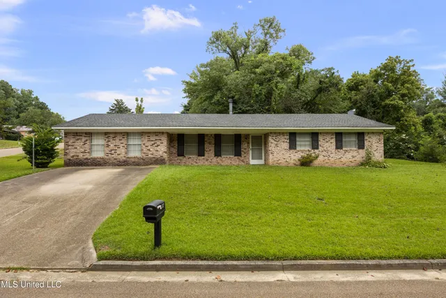 307 Overlook Dr, Vicksburg, MS 39180