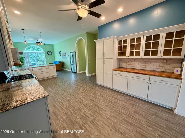 919 Degroff St, Grand Ledge, MI 48837
