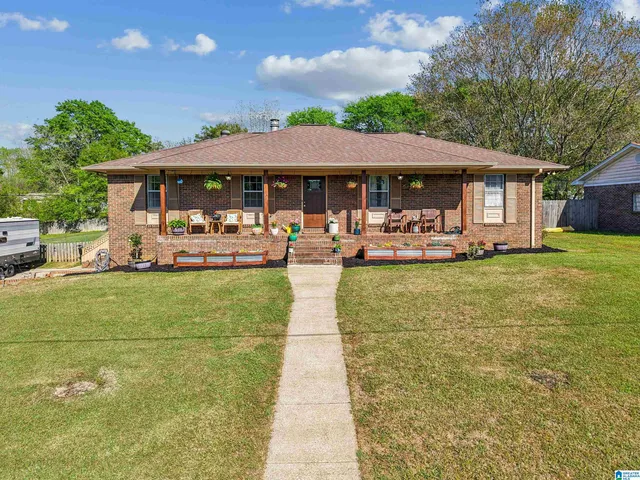 1066 Sunny Dell Ln, Bessemer, AL 35023
