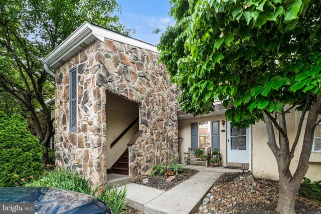 242 Valley Stream Ln, Chesterbrook, PA 19087