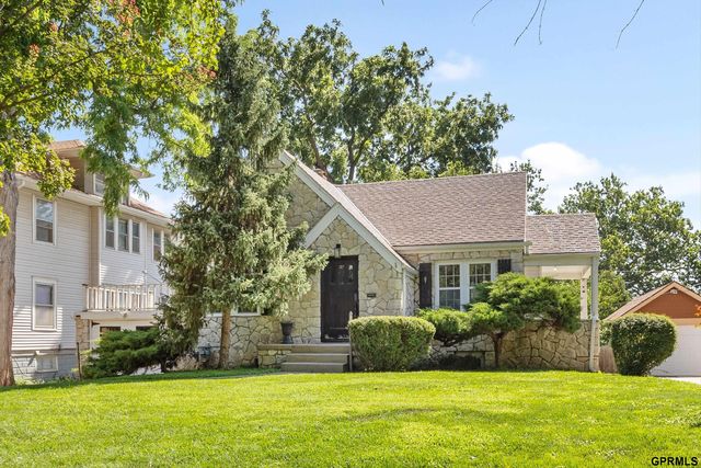 1005 S  36th St, Omaha, NE 68105