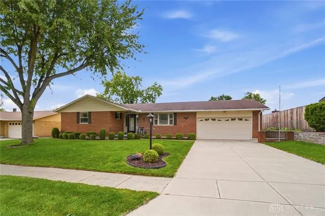 742 Greenview Dr, Tipp City, OH 45371