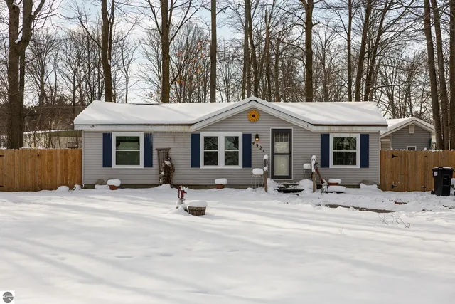 4321 Hickory Dr, Traverse City, MI 49685